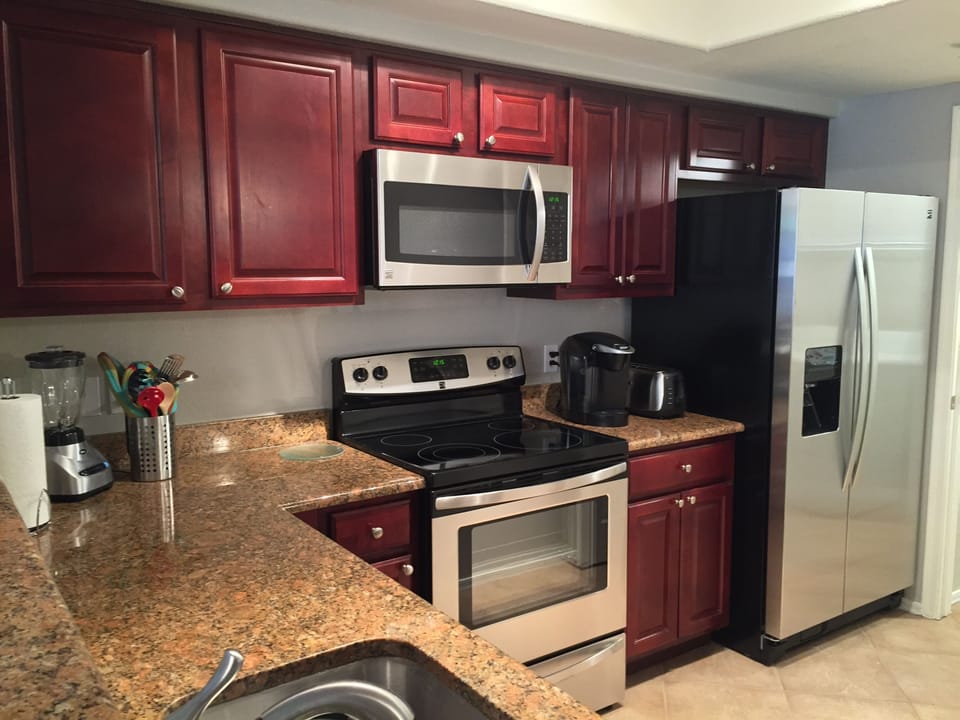GOURMET KITCHEN * STAINLESS STEEL, ELECTRIC APPLIANCES * KEURIG * K-CUP PODS