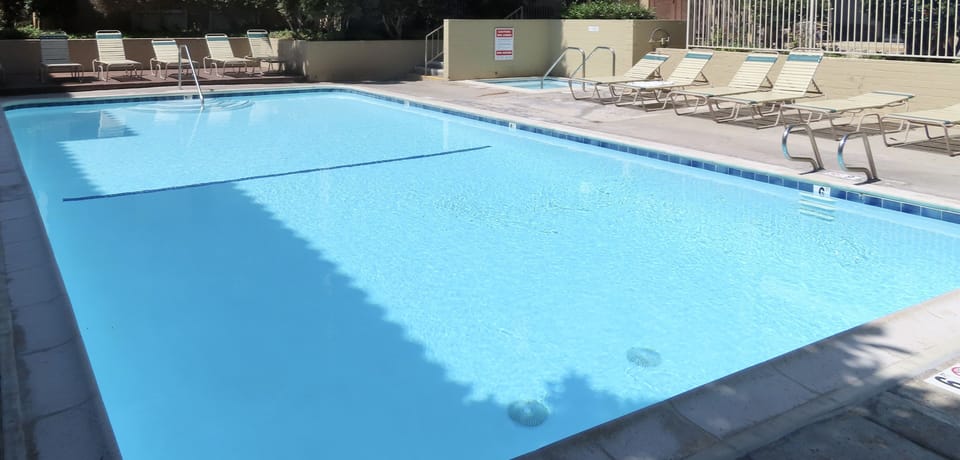 just steps to the pool and jacuzzi 
