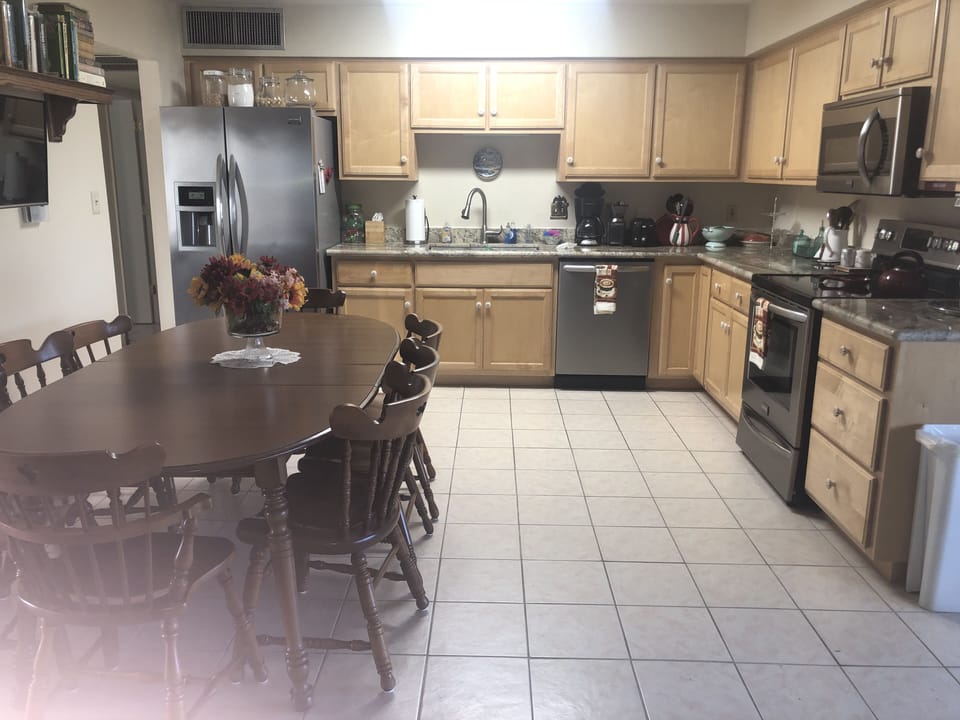 Large roomy kitchen, Family Nook adjoining, long table seats 8, granite counters