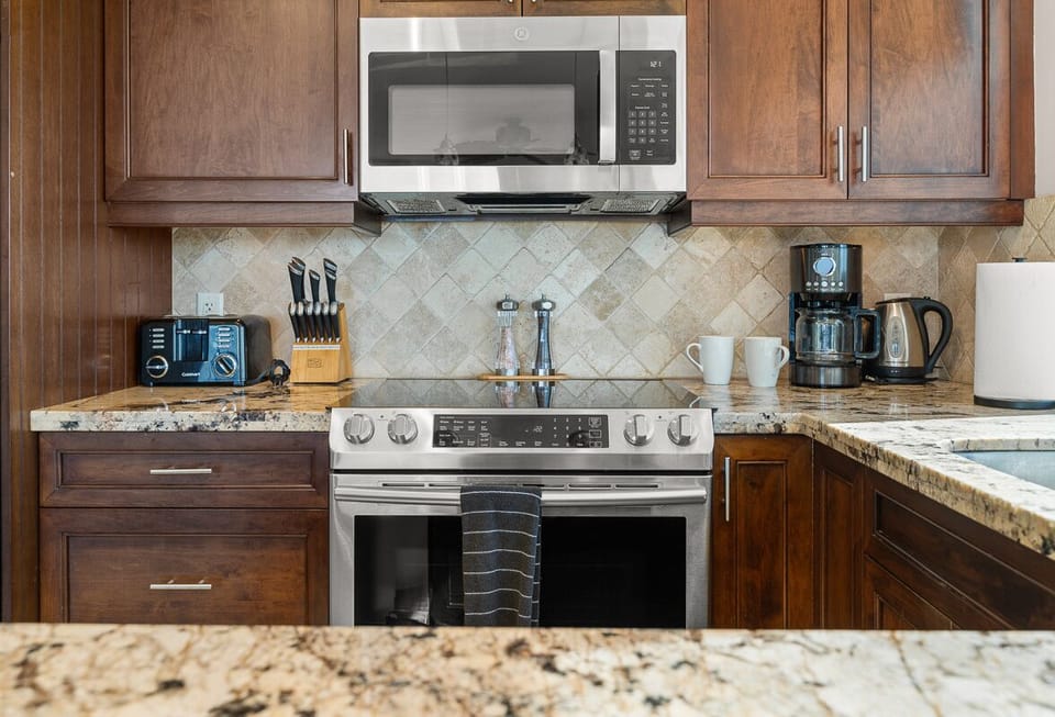 Flat top stove w/5 burners & warming drawer.