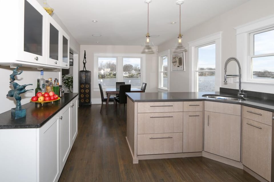 Entertainment area: kitchen and dining room 