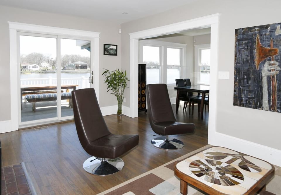 Entertainment area: living room
