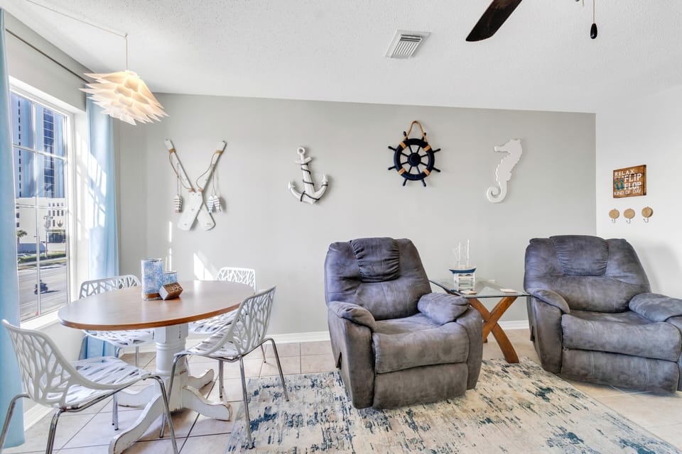 Grand Beach 304 Gulf Shores, Alabama. 1 bedroom 1 bathroom Hallway bunks. Managed by Island Rentals