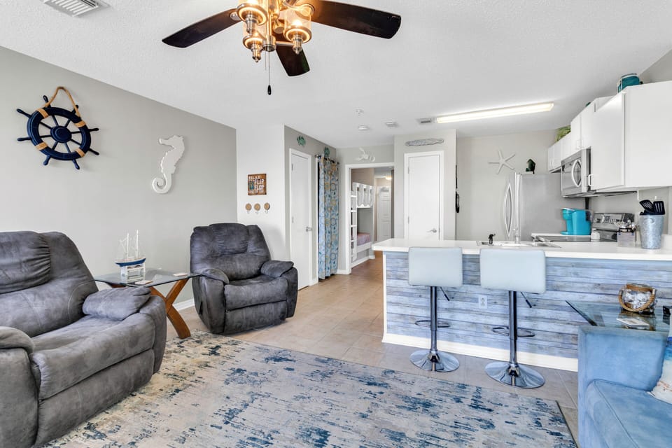 Grand Beach 304 Gulf Shores, Alabama. 1 bedroom 1 bathroom Hallway bunks. Managed by Island Rentals