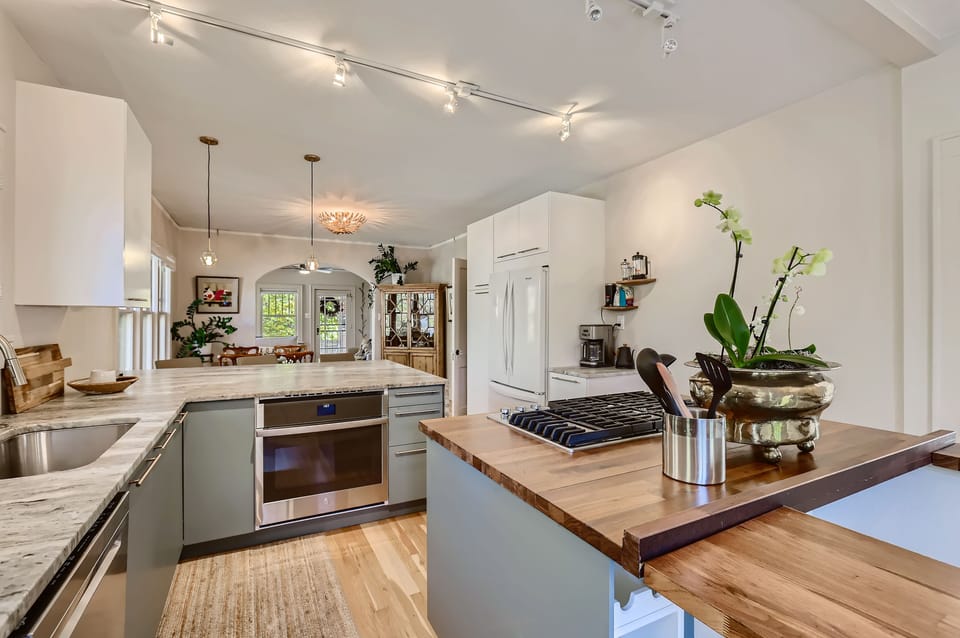 Lg sink, huge granite countertop, 5 gas burners, pantry and french door fridge. 