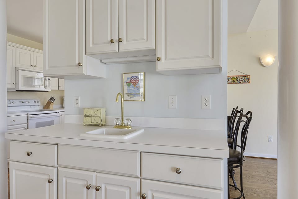 Wetbar off the family room and kitchen
