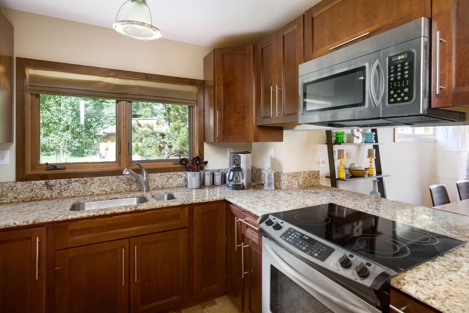 Kitchen w granite & stainless steel appliances