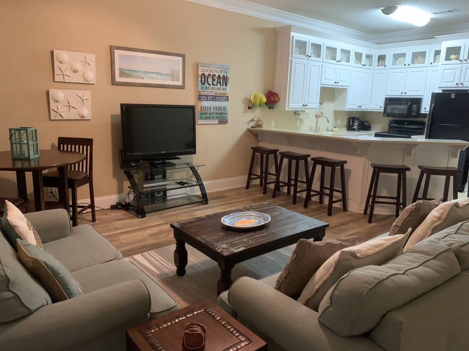 Second-floor livingroom.