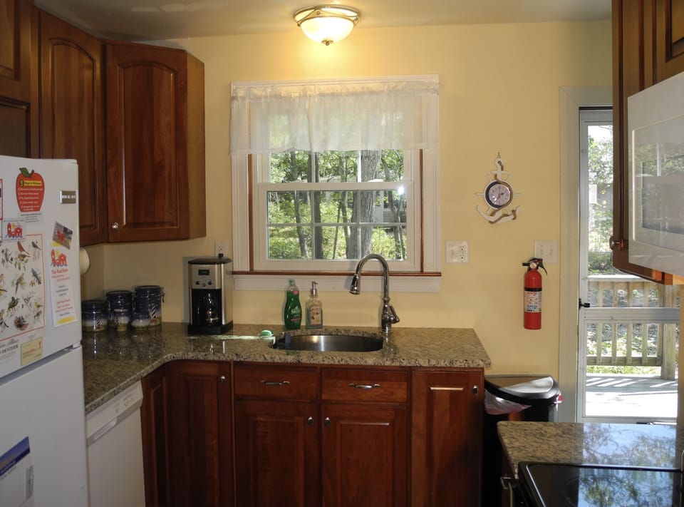 Fully equipped eat-in kitchen includes lobster pot!
