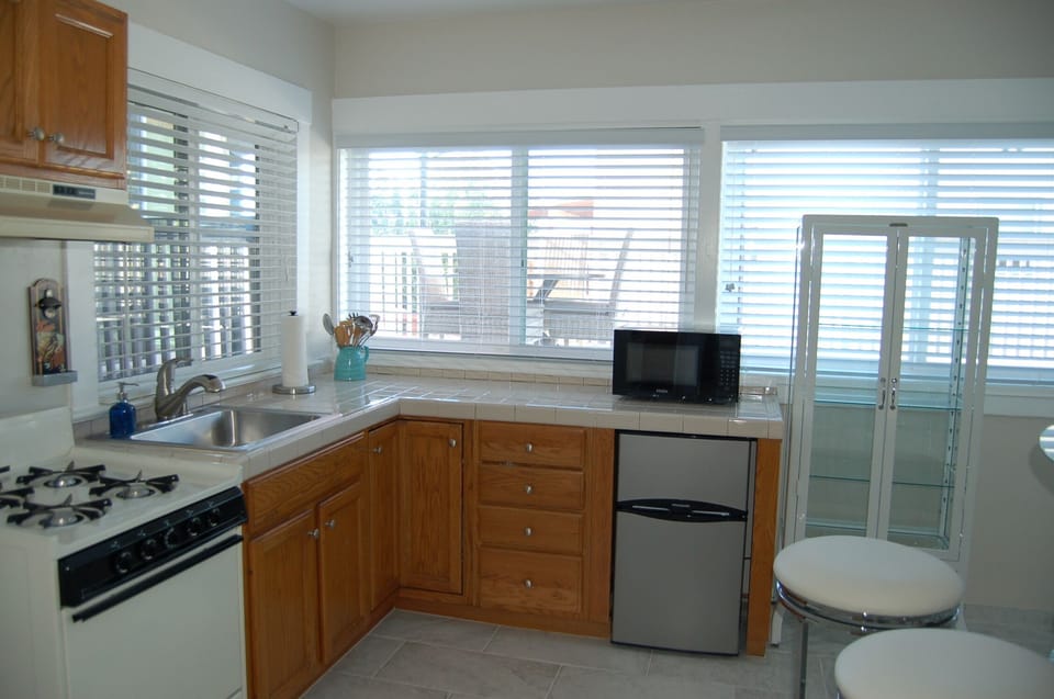 Granny Flat/Unit:   Kitchenette
3 bar stools & table
Linen Cabinet 