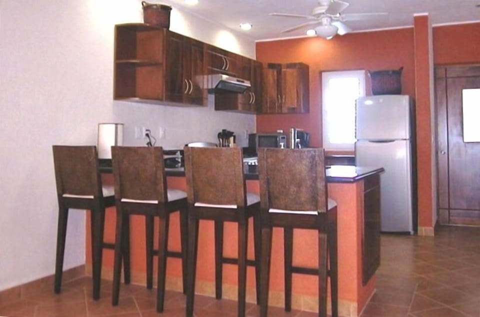 KITCHEN - BAR AREA