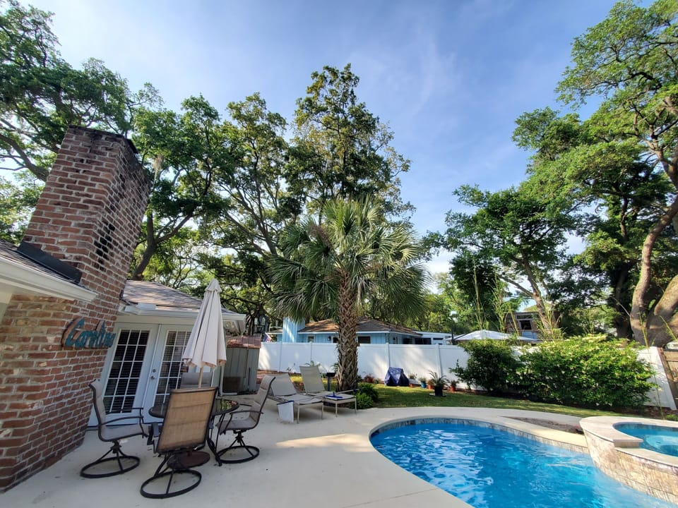 Private back yard oasis. plenty of seating for the whole family.