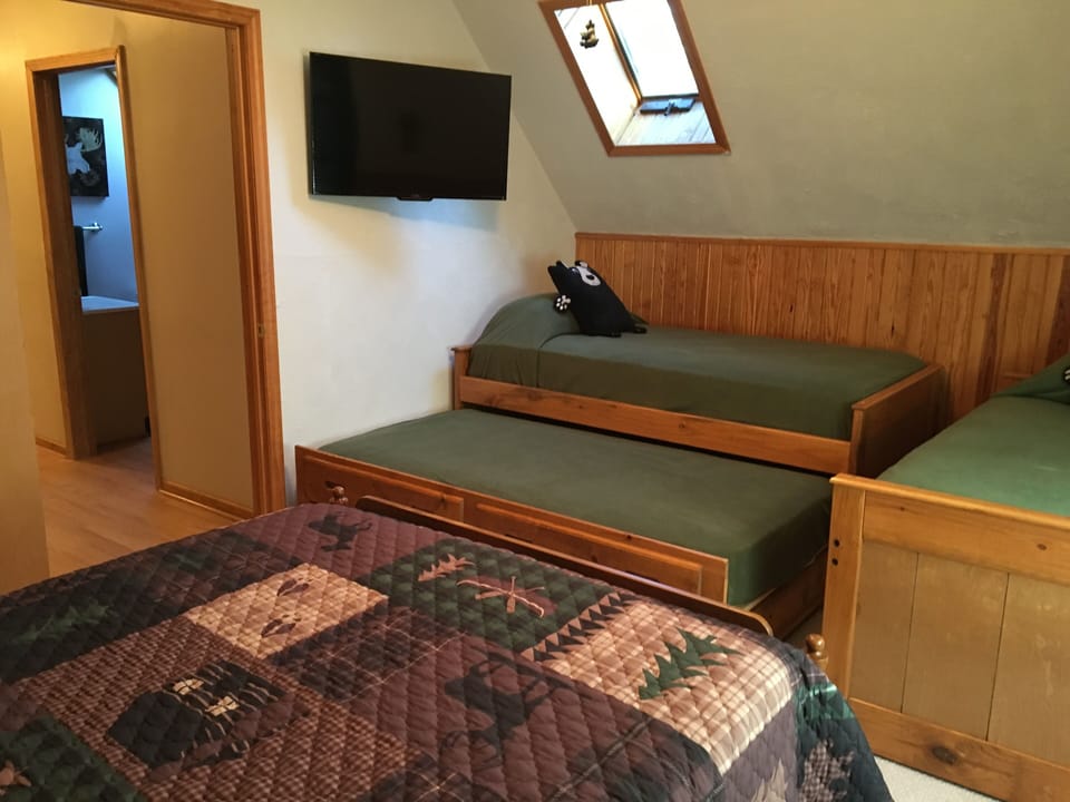 Third bedroom sleeps 5, adjacent full bath.  Skylight, HDTV, BluRay DVD player.