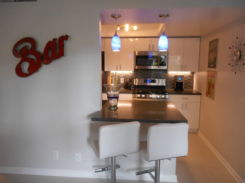 BREAKFAST BAR