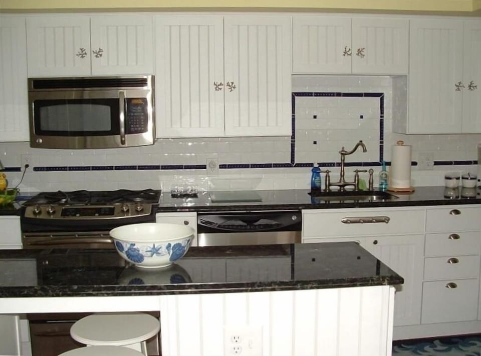 Wonderful kitchen with Granite Counters