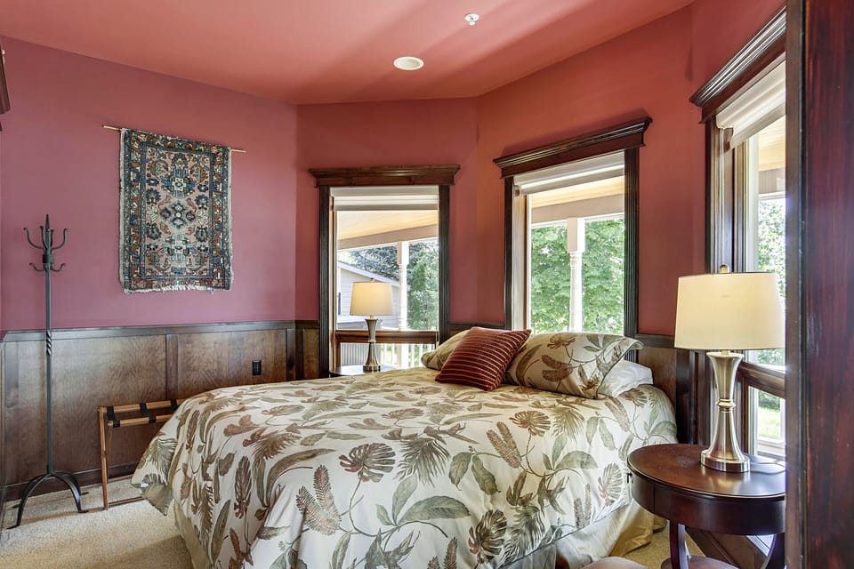 Queen bed and amazing views