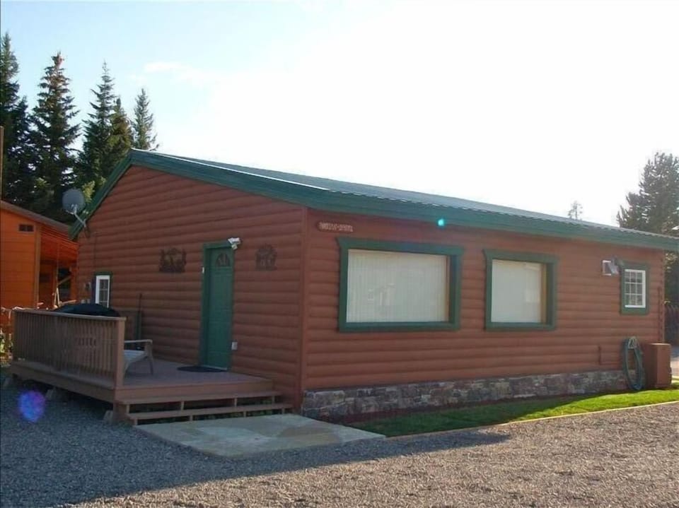 Gallatin Cabin private deck entry and grill