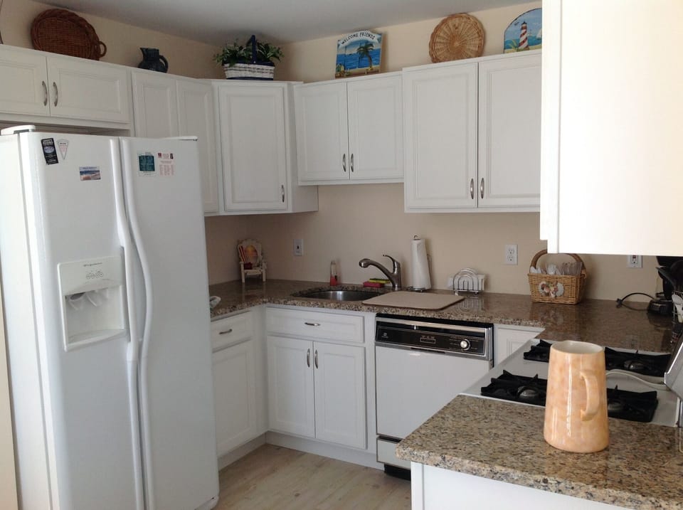 Kitchen - so clean and bright