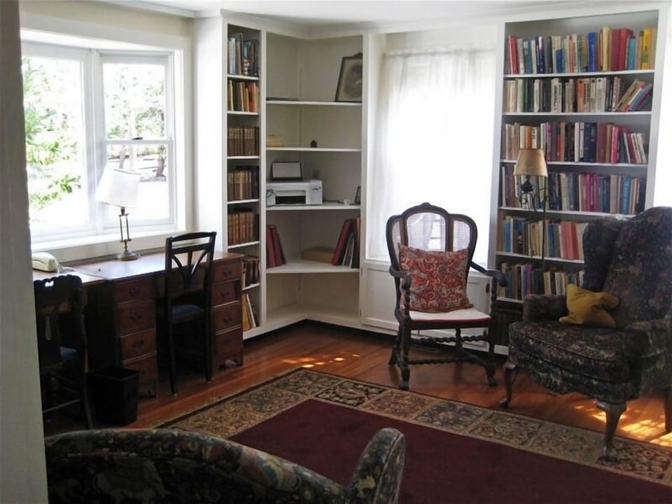 Study w/ 2 desks (wireless computer access), 2 armchairs and bay window