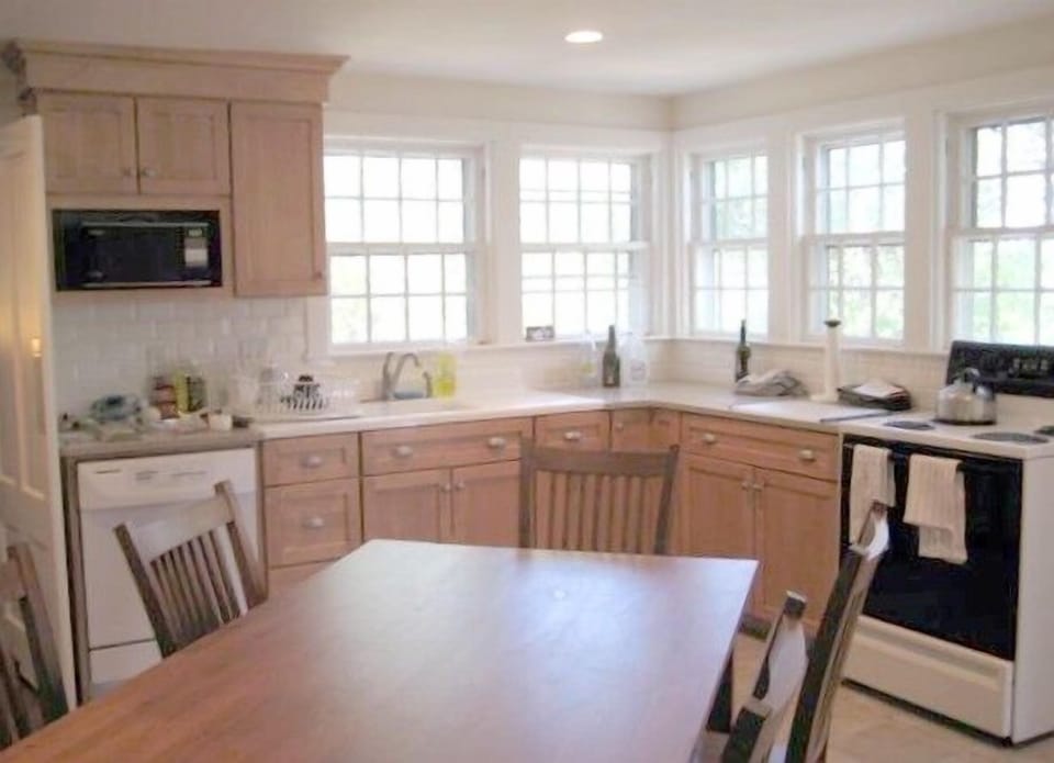 Large modern kitchen, fully equipped