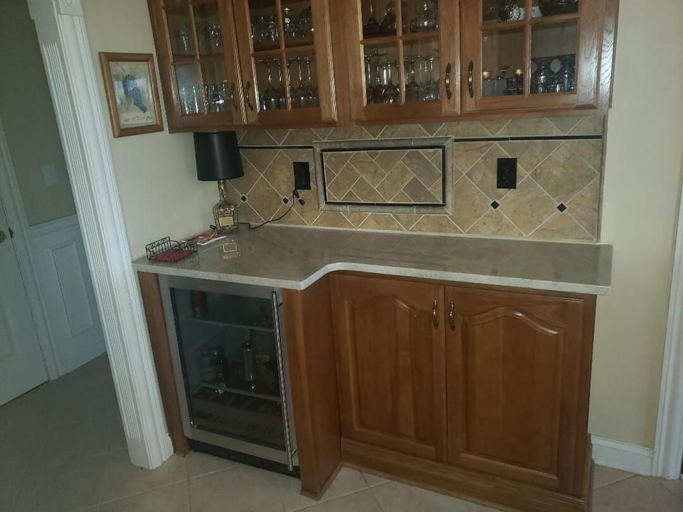 Kitchen Bar







