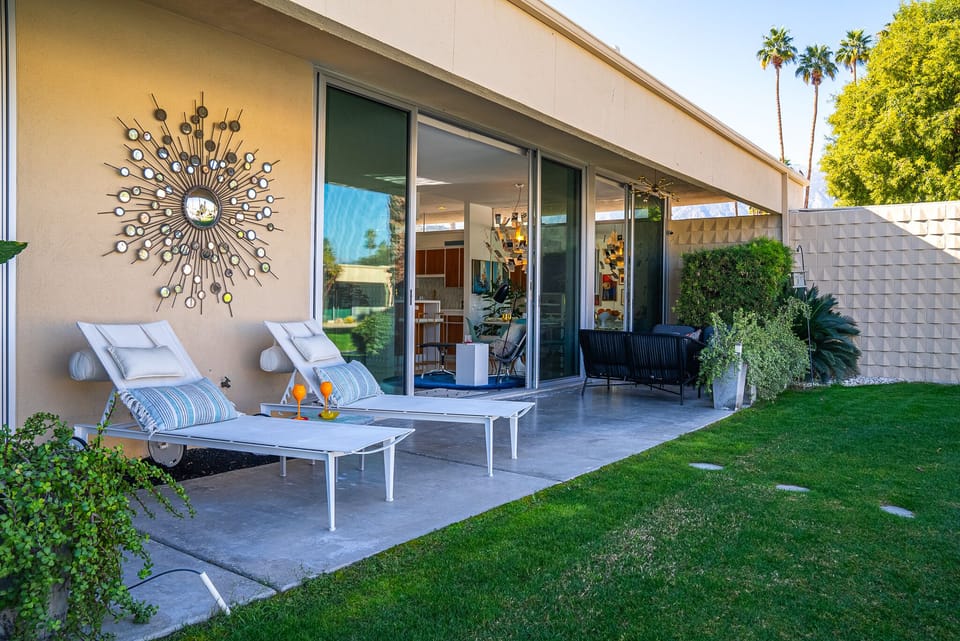 2024 - Patio poolside