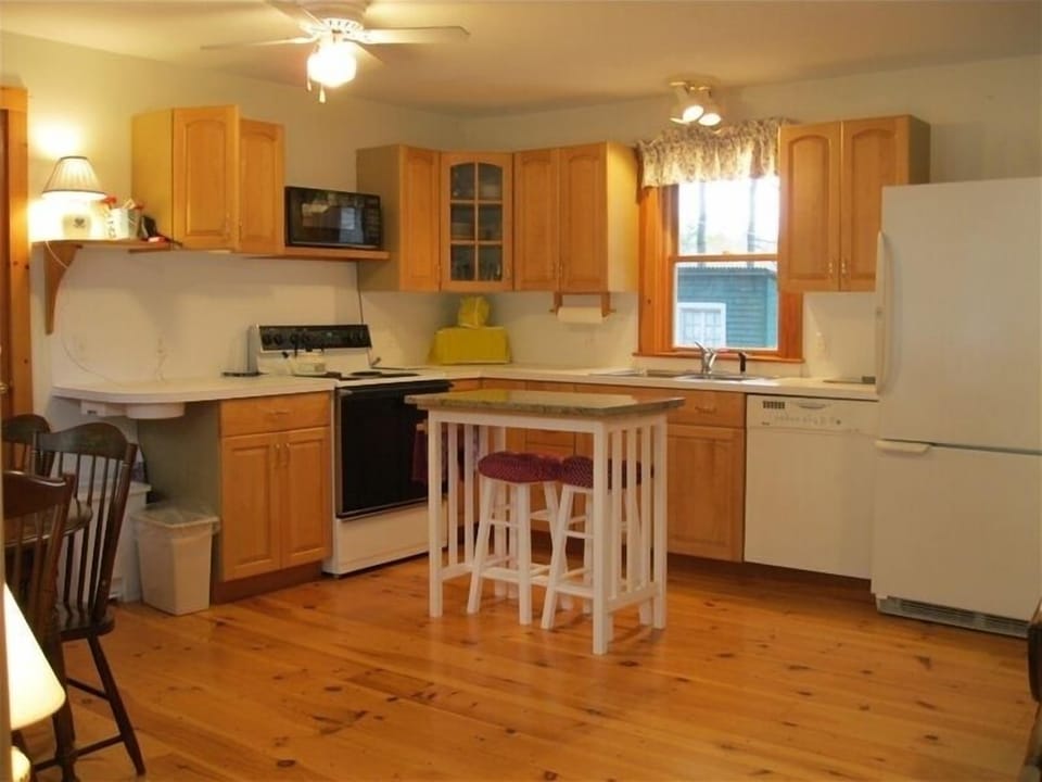 Kitchen dining area/dishwasher, range, refrig. microwave, granite island