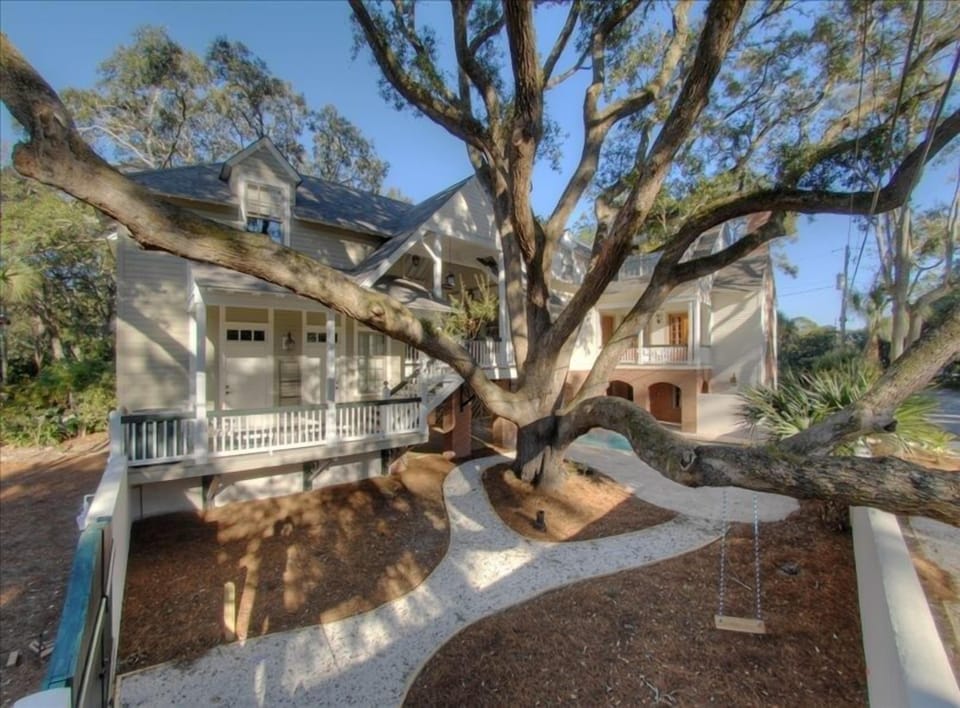 Architect's Custom Home at Bruce Dr. & 11th St. - Just Steps to Beach