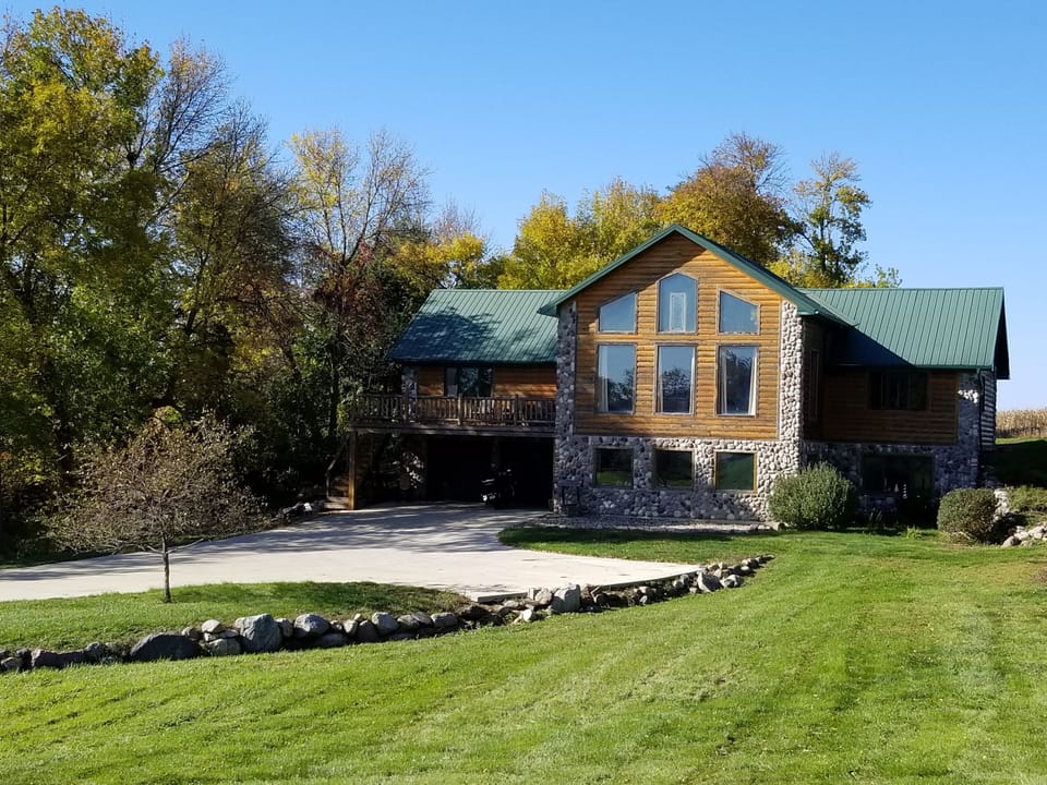 Beautiful Cabin on Large private lot.
