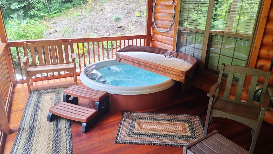 Front porch jacuzzi hot tub, seats 8 people - VRBO 1520393