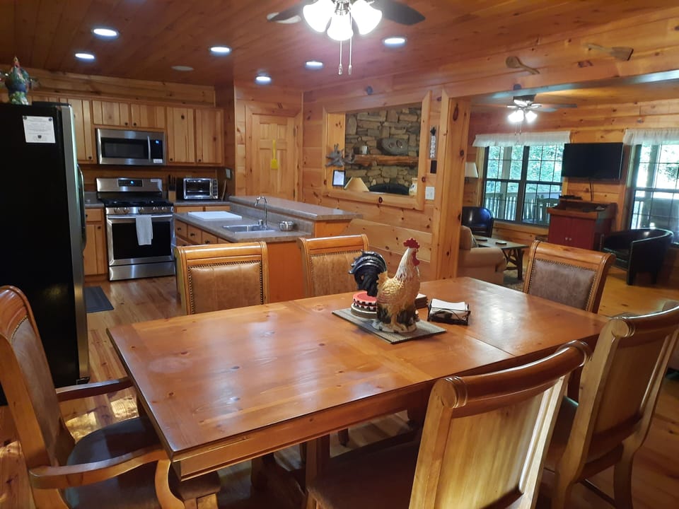 Adjoining 6-person dining room & open kitchen w/ island - VRBO 1520393 
