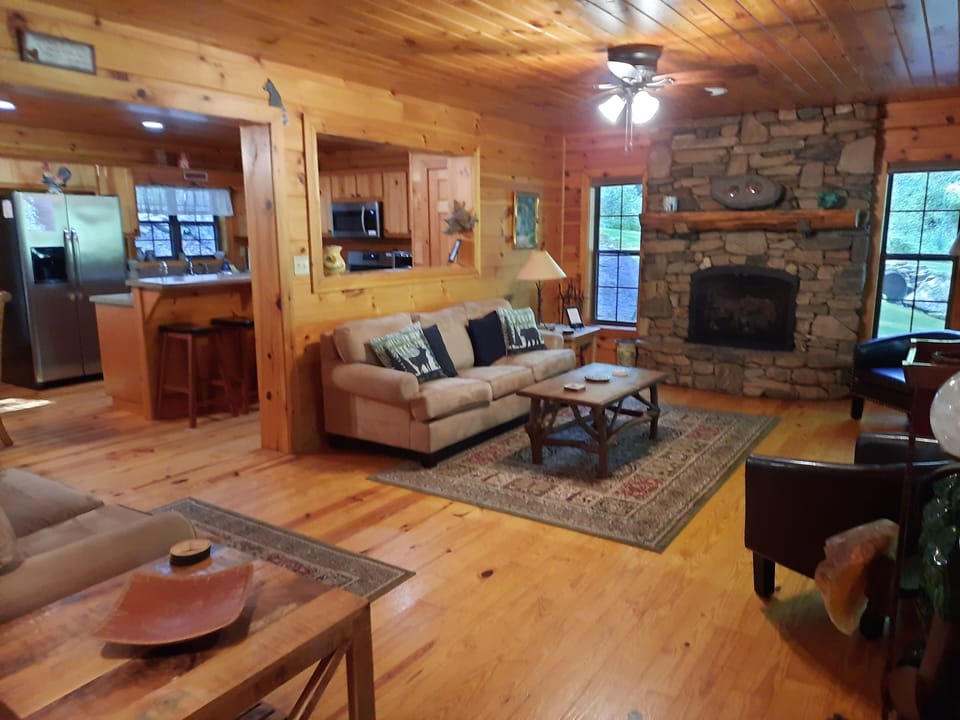 Living room w/ 2 sofas & remote-control propane fireplace - VRBO 1520393 