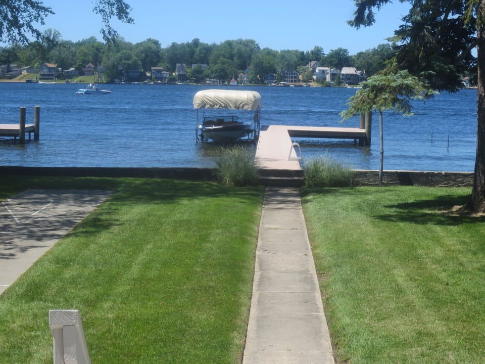 Many guests rent pontoon boats which are delivered and taken away by the marina.