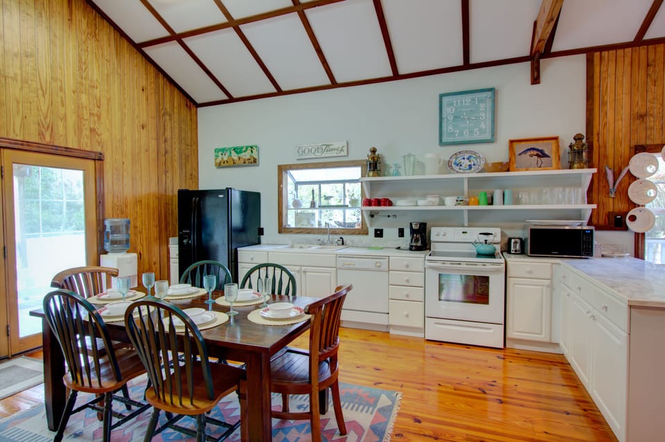 fully equipped kitchen
dining table for 6