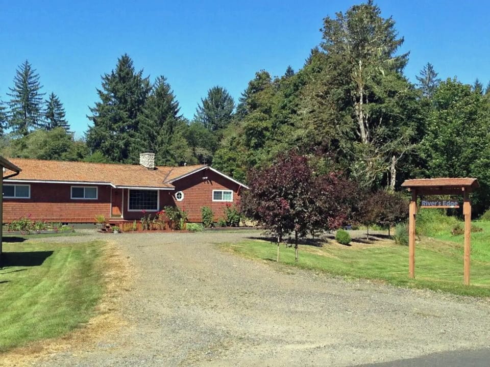 Long driveway and plenty of parking.