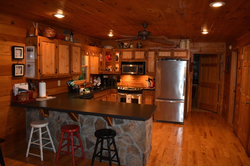  Lovely kitchen with breakfast bar, stainless steel appliances 
