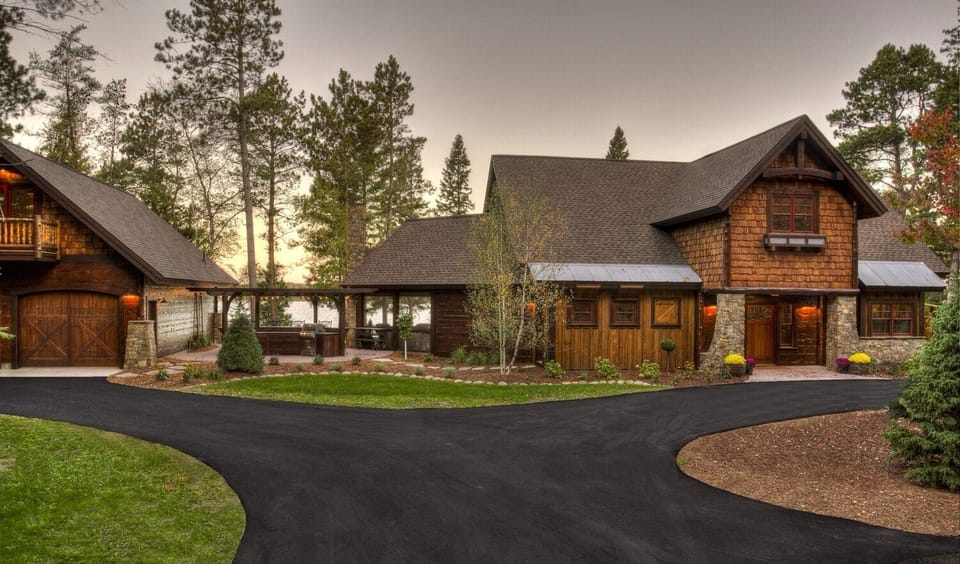 Front of cabin with plenty of parking.