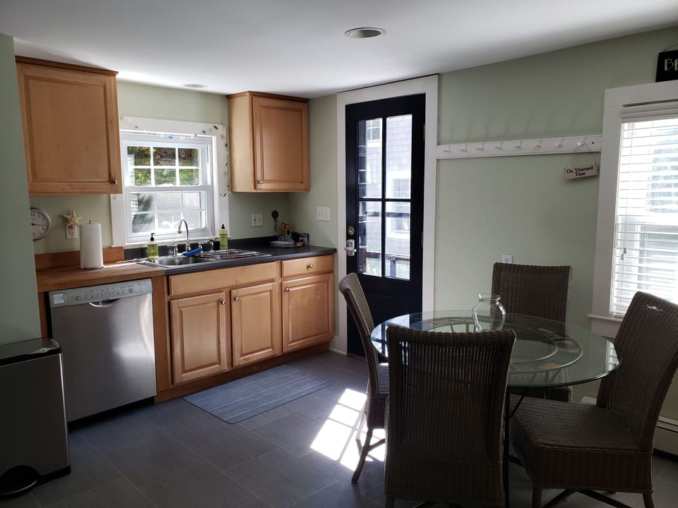 Full Kitchen with Bosch dishwasher 