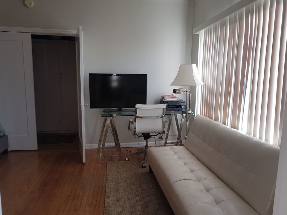 TV w/Netflix and desk to work at