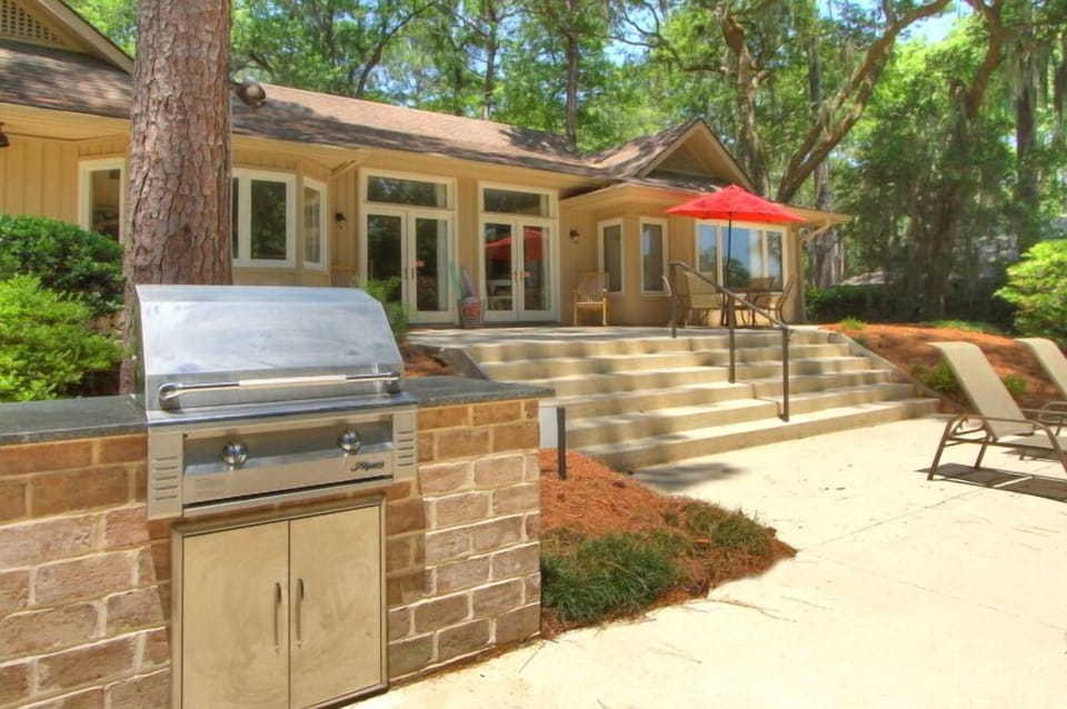 Poolside gas grill 