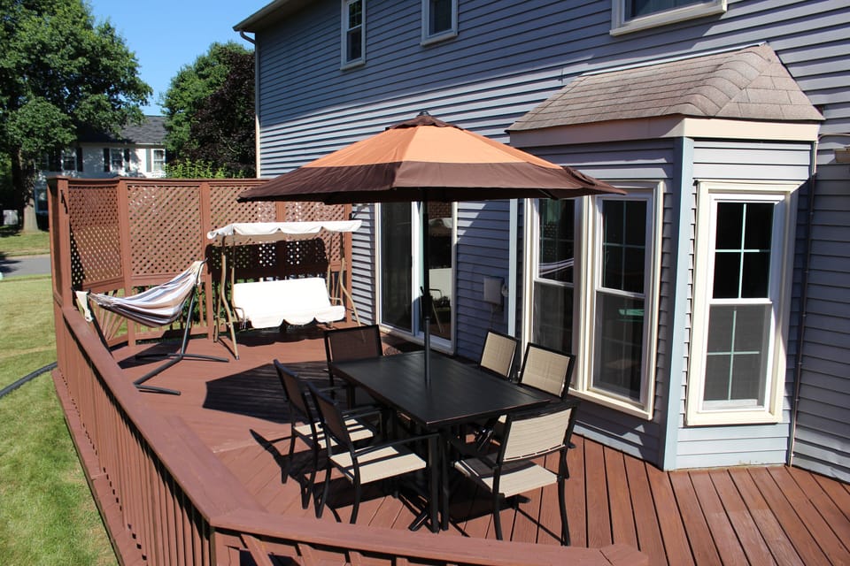 Deck : Dining table, swing and Hammock
