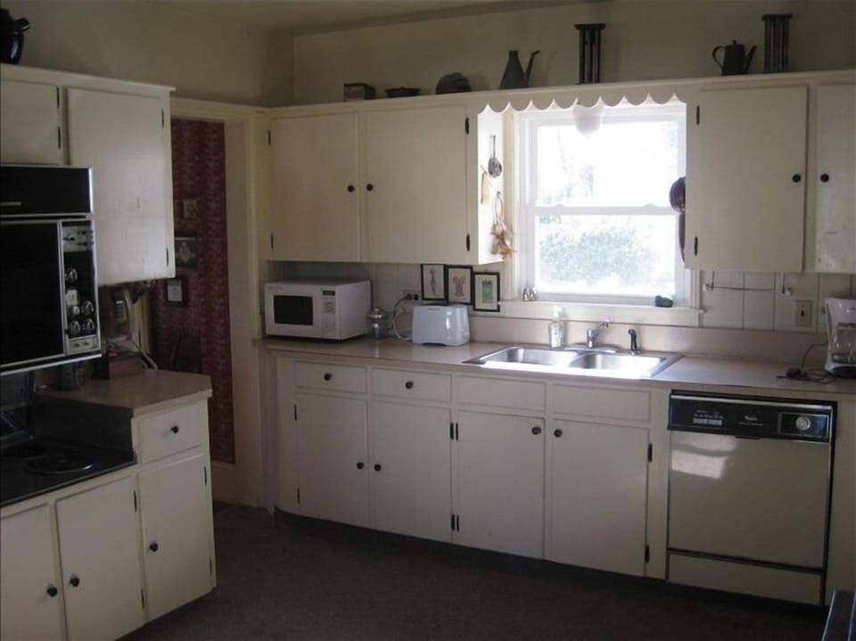 spacious eat-in kitchen