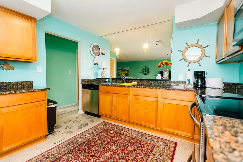 BEAUTIFUL KITCHEN WITH GRANITE COUNTER TOPS 