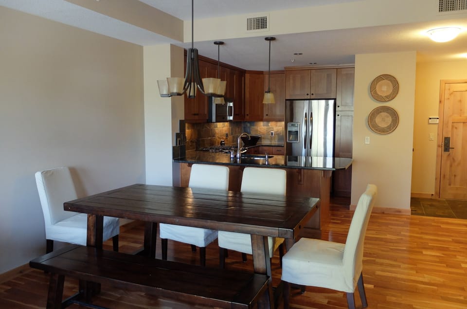 Dining area seats 6