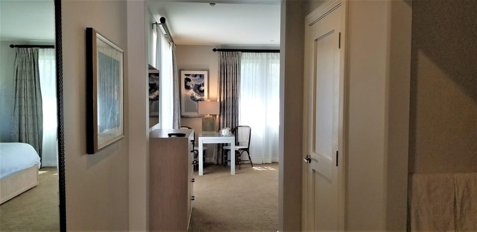 Private separate entrance to  King Bdrm Suite with luxury ensuite bath