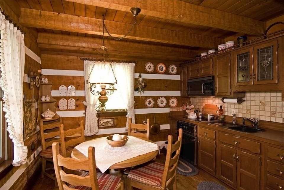 Evergreen Farm Cabin Fully Equiped Eat-in Kitchen