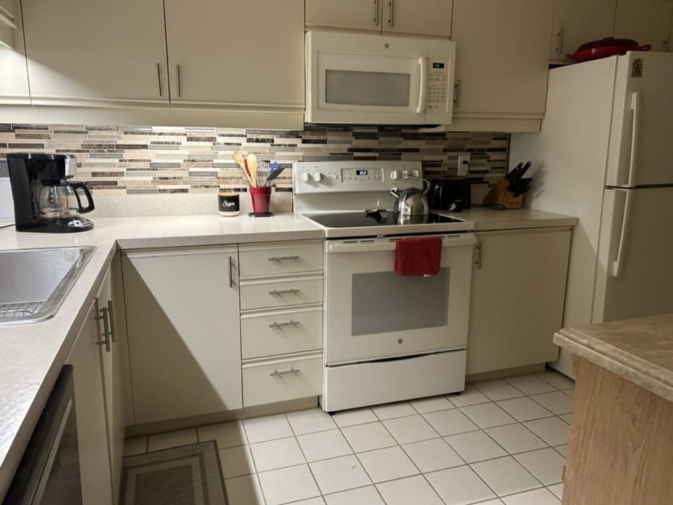 New appliances, well-stocked kitchen