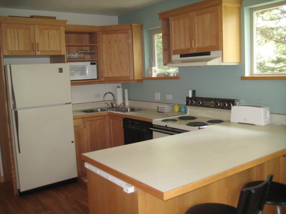 Fully Stocked Kitchen and breakfast bar