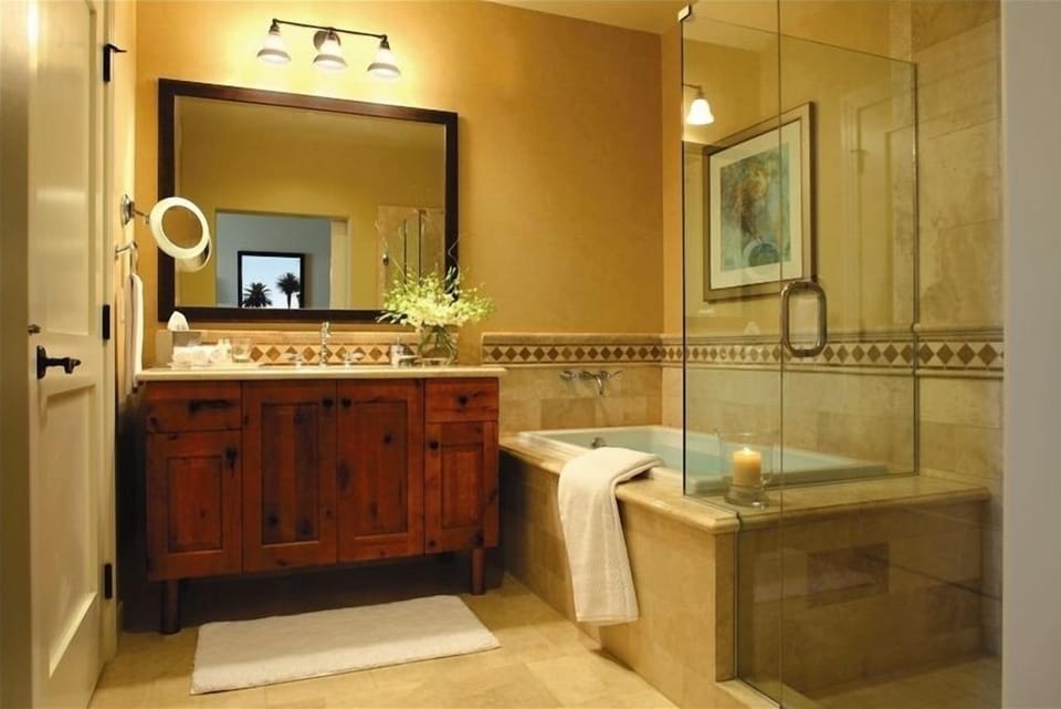 All 6 Bedrooms have separate soaking tub, walkin shower, with toiletries