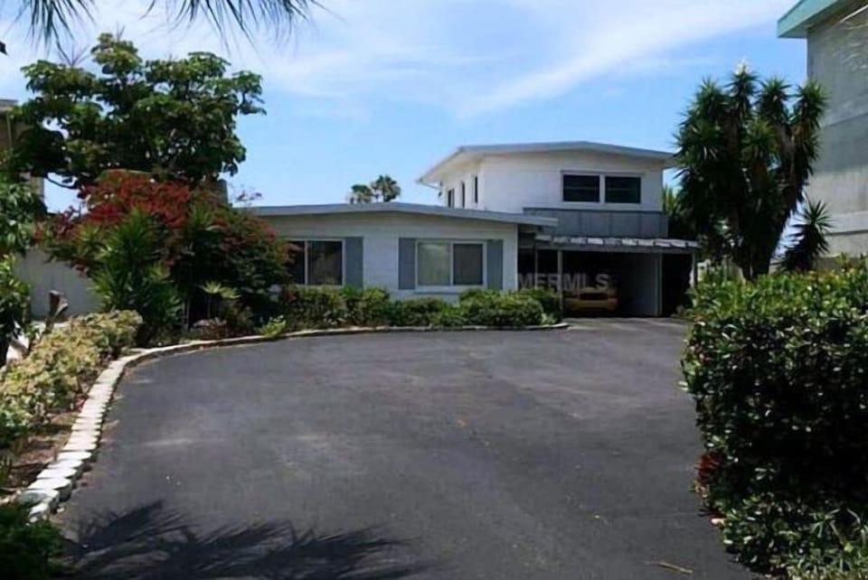 Front circle driveway, plenty of parking.  Upstairs unit is assigned 2 spaces.  